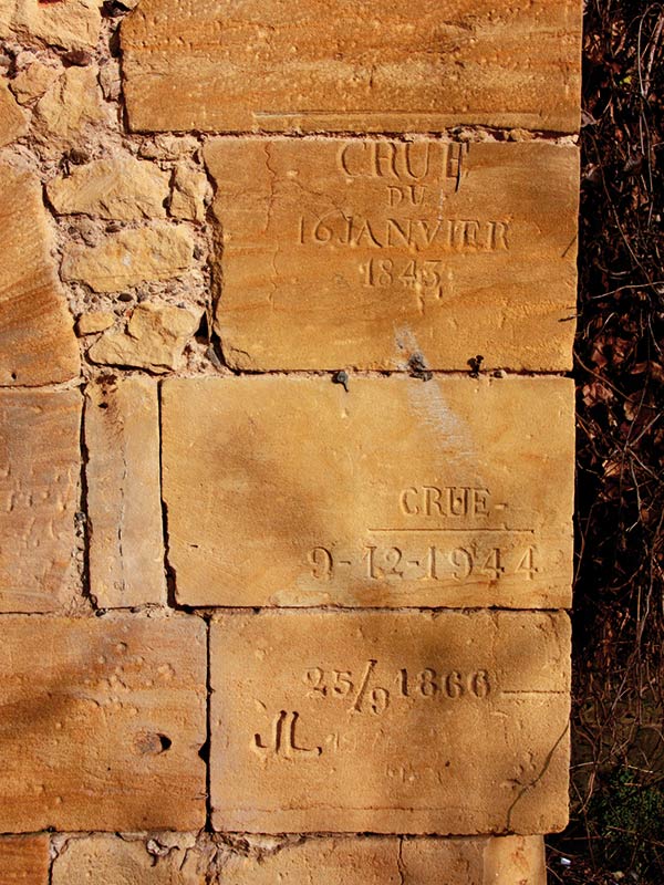 Marques des crues gravées dans la pierre | Photos Jacky Tronel