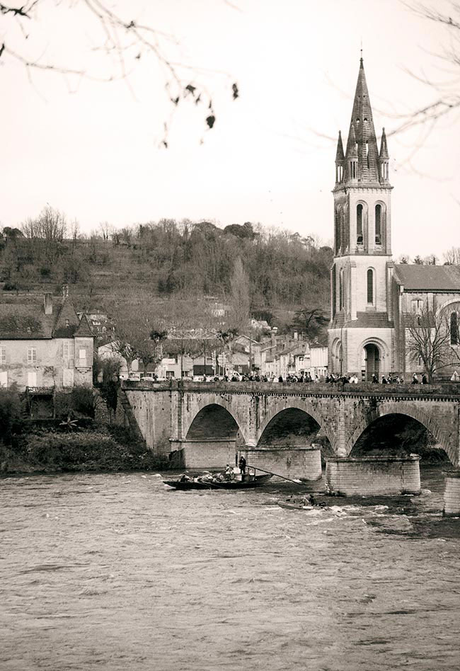 Élina fait le spectacle sous le pont de Lalinde, le 4 décembre 2000