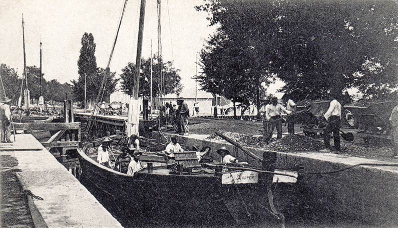 Trafic sur le canal de Lalinde, face à l’usine des Tanins Rey, coll. Jacqueline Clément.