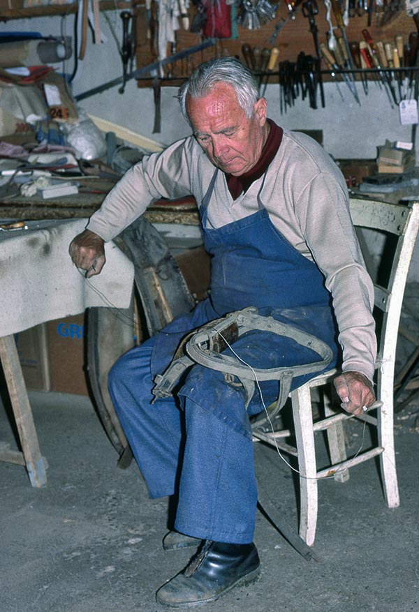 Marcel Denys, bourrelier, sellier et tapissier à Lalinde. © Photo Pierre Boitrel.