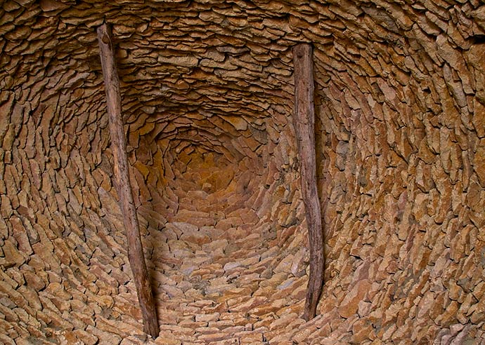 A l'intérieur de l'une des Cabanes du Breuil en pierres sèches, vue de la voûte en encorbellement, composée de pierres plates calcaires, les lauzes. Saint André d'Allas, Dordogne.