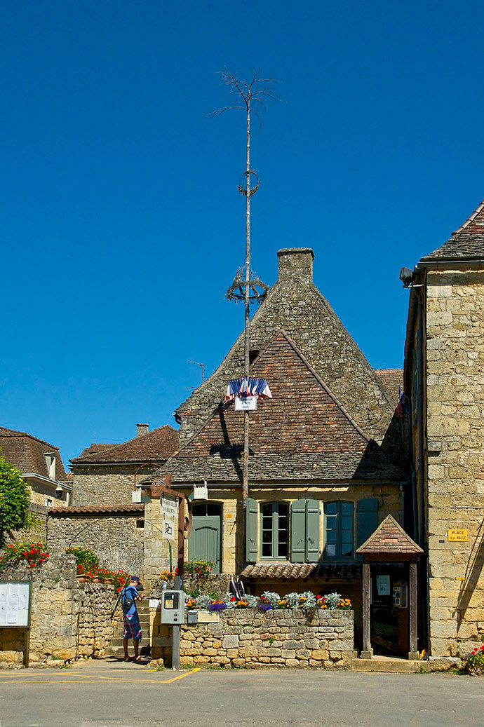 Un arbre de mai à Domme, Dordogne