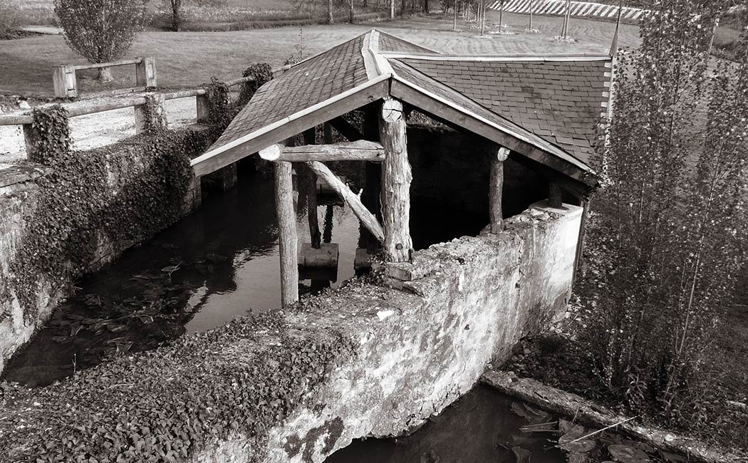 Histoire des lavoirs – Lavoir sur le ruisseau de Mesplier à Château-l'Évêque