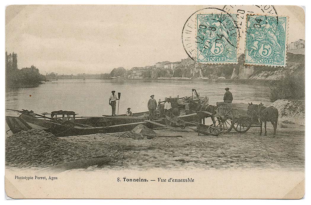 Des gens de la Rivière s'activent sur les quais du port de Tonneins