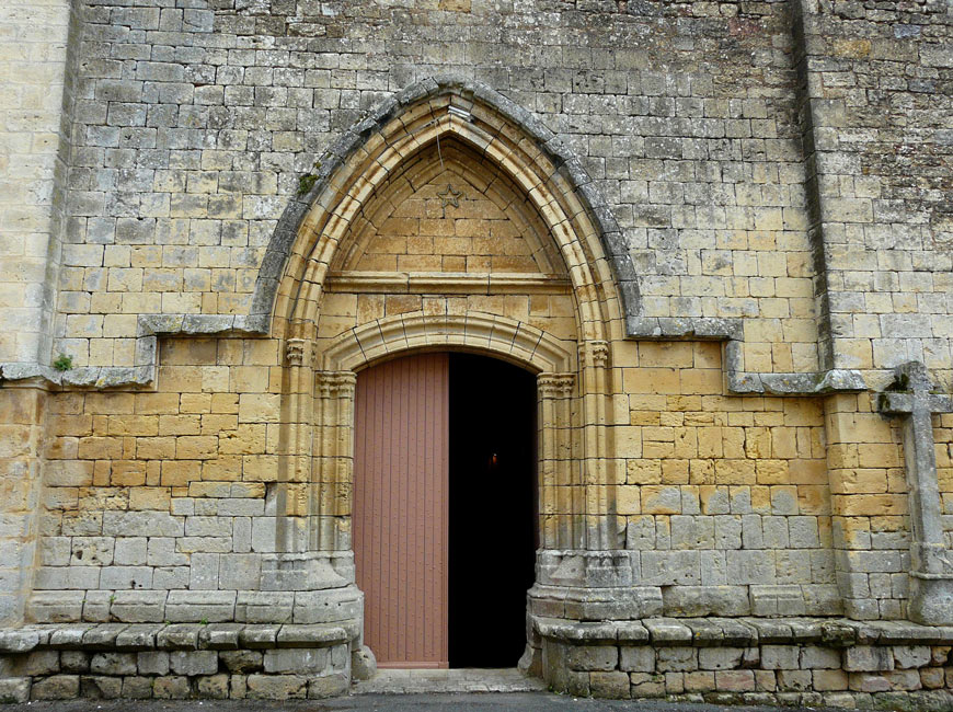 Le Portail ouest de l'église dela Bastide anglaise de Molières en Dordogne-Périgord