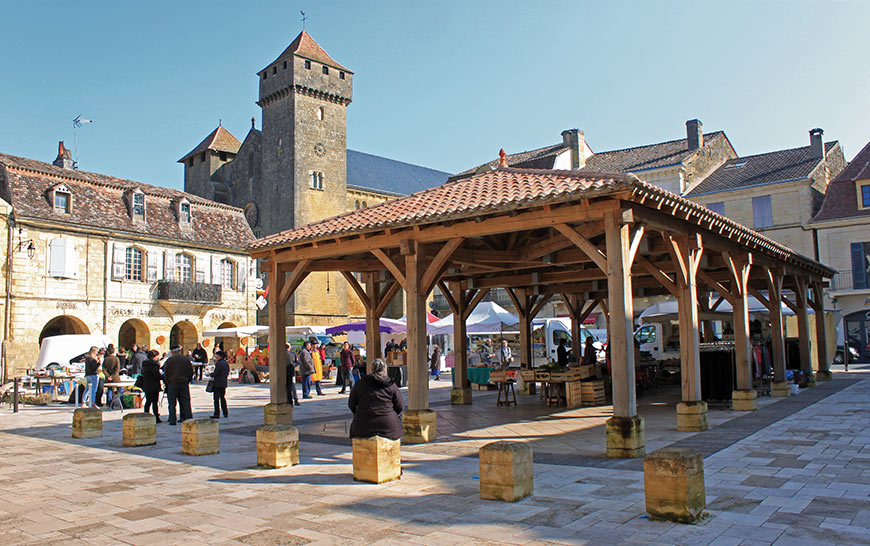 La place de Beaumont-du-Périgord et sa halle actuelle