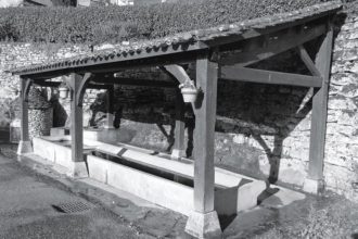 Le lavoir communal de Couze-et-Saint-Front…